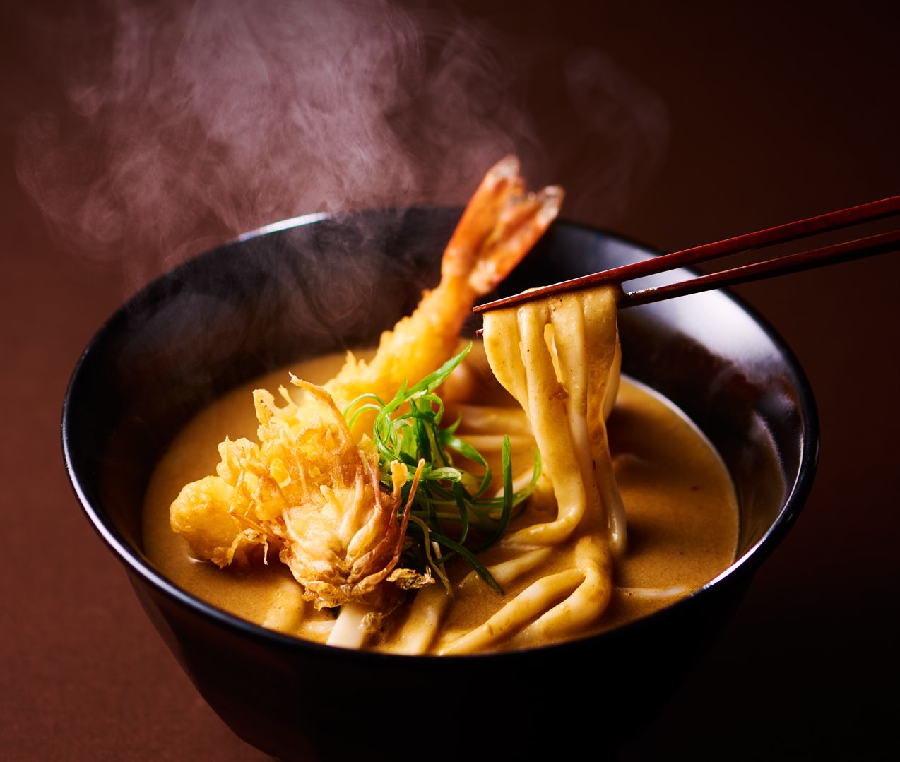ホテル伝統のカレーをベースに作るルウがモッチリした食感の太麺に良く絡む!一口食べたら虜になるカレーうどんが誕生