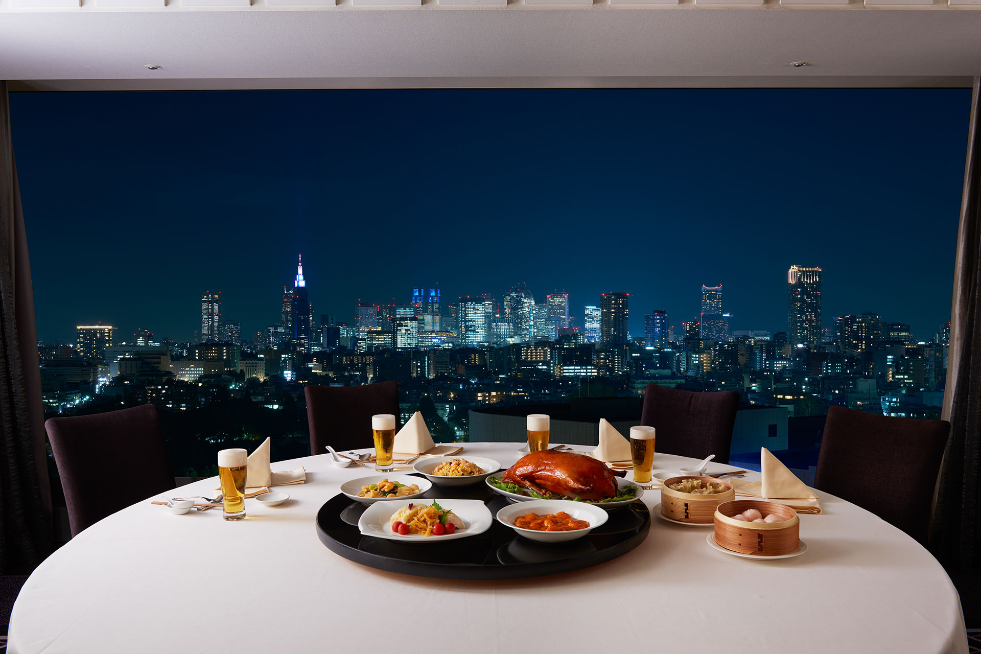 大観苑の円卓と夜景