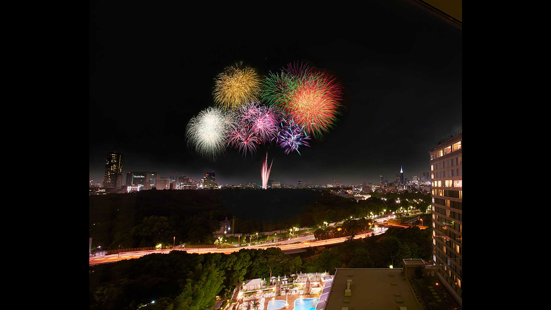 ホテルから見る花火の写真