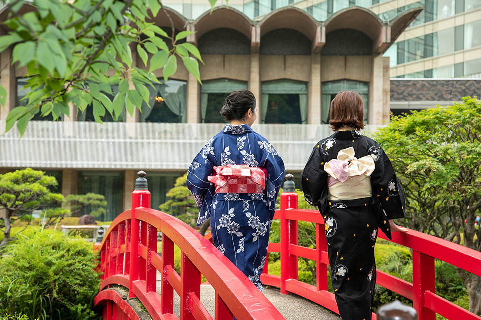 浴衣を着る女性2人の後ろ姿の写真